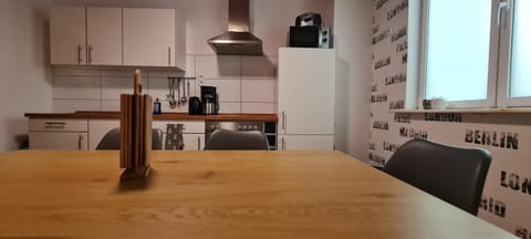 Kitchen or kitchenette, Seating area, Dining area, Breakfast, minibar, stove, toaster