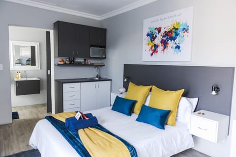 Bed, Coffee/tea facilities, Living room, Bedroom, microwave, wardrobe