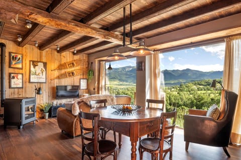 Living room, Mountain view, Mountain view