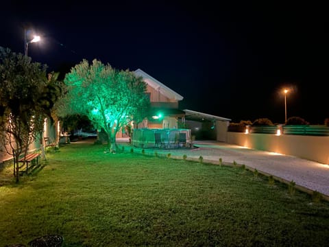 Property building, Garden, Swimming pool