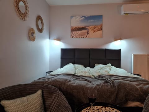 Bed, Living room, Photo of the whole room, Bedroom