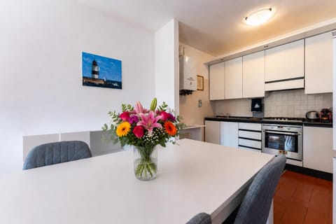 Kitchen or kitchenette, Dining area, oven, pet friendly, stove