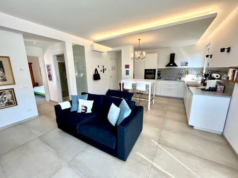 Kitchen or kitchenette, Living room, Seating area, Dining area, stove, toaster