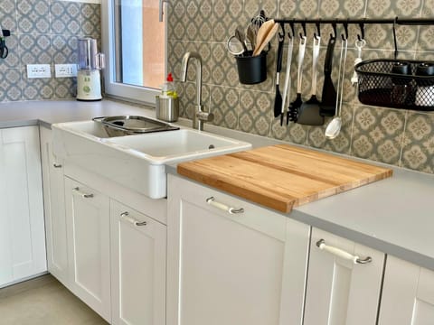 Kitchen or kitchenette, dishwasher, washing machine