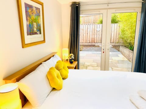 Property building, Patio, Bed, Photo of the whole room, Bedroom