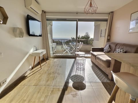 Communal lounge/ TV room, Bed, TV and multimedia, View (from property/room), Balcony/Terrace, Living room, Dining area, air conditioner