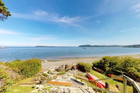 Puget Sound Chic Romantic Cottage with Private Beach Access & Gated Entry House in Port Ludlow
