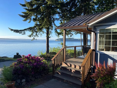 Puget Sound Chic Romantic Cottage with Private Beach Access & Gated Entry House in Port Ludlow