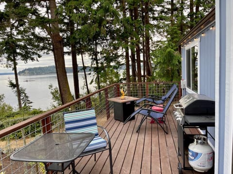 Puget Sound Chic Romantic Cottage with Private Beach Access & Gated Entry House in Port Ludlow