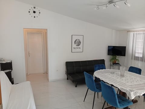 TV and multimedia, Seating area, Dining area