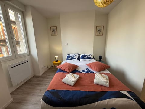 Bed, Photo of the whole room, Bedroom, towels