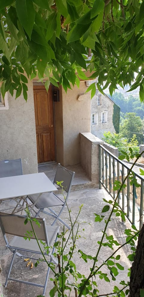 Patio, Facade/entrance