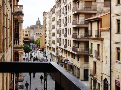Day, Neighbourhood, City view, Landmark view, Street view, Location