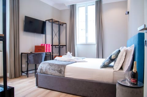 Bed, TV and multimedia, Photo of the whole room, Bedroom