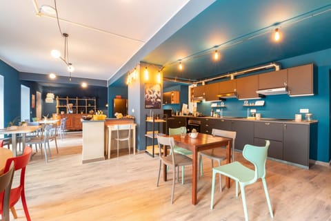 Kitchen or kitchenette, Food and drinks, Dining area, kitchen
