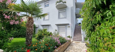 Property building, Facade/entrance, Garden