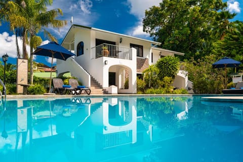 Property building, Day, Pool view, Swimming pool, sunbed