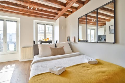Bed, Living room