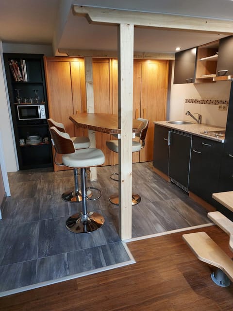 Kitchen or kitchenette, Dining area