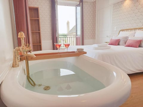 Photo of the whole room, Bath
