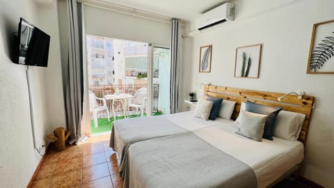 Bed, TV and multimedia, Photo of the whole room, Evening entertainment, Bedroom, air conditioner