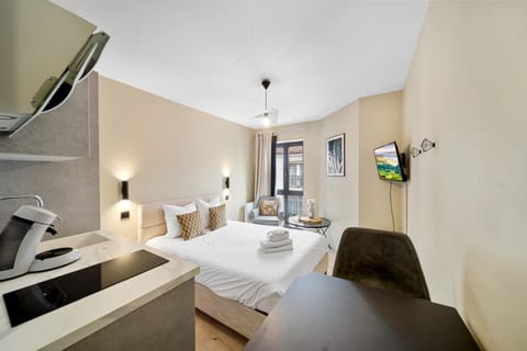 Bed, TV and multimedia, Living room, kitchen