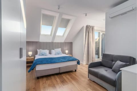 Bed, Living room, Photo of the whole room, Seating area, Bedroom