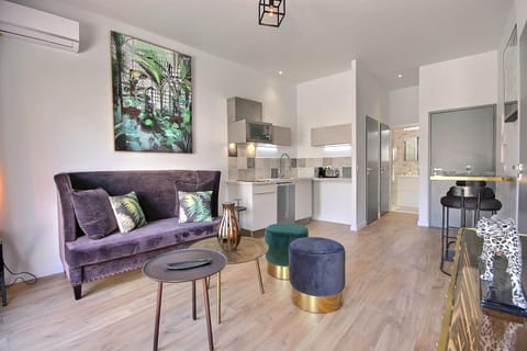 Kitchen or kitchenette, Living room, Seating area, Dining area, minibar, stove