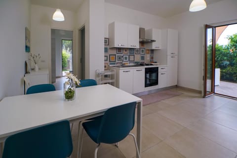 Kitchen or kitchenette, Dining area, oven, stove