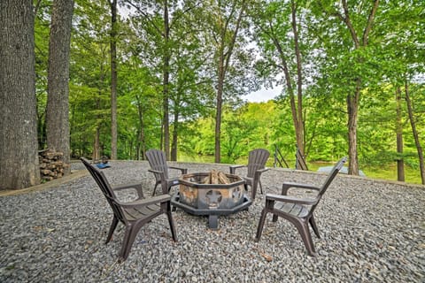 Lake Barkley Home Private Dock, Kayaks, Fire Pit! House in Lake Barkley