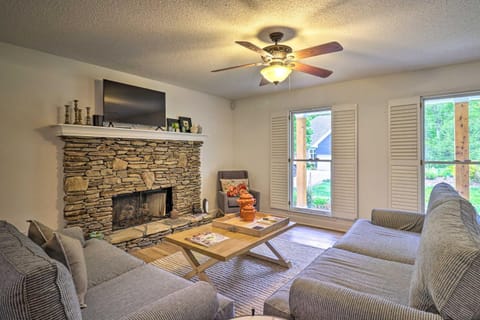 1 Mi to Downtown Highlands Cottage with Sunroom House in Highlands