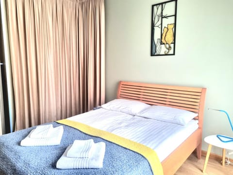 Bed, Photo of the whole room, towels