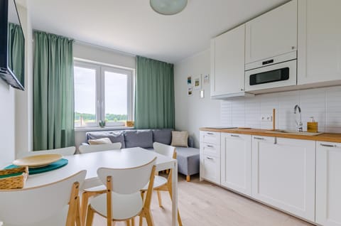 Kitchen or kitchenette, Dining area, minibar, stove