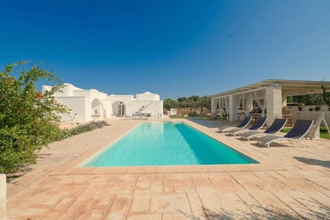 Solarium, Pool view, Swimming pool, sunbed