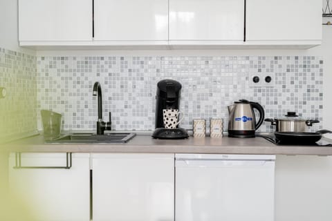 Coffee/tea facilities, Kitchen or kitchenette, stove, toaster