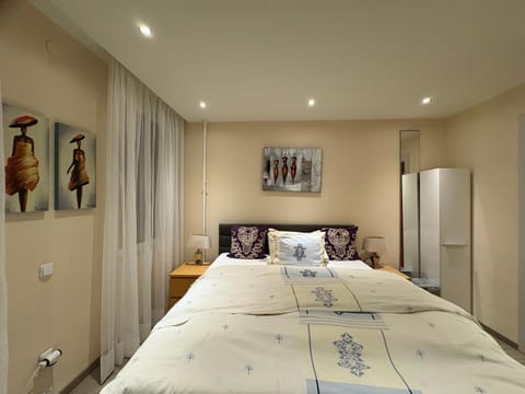 Border Bliss - Private Room with Bathroom in a Cozy Home Vacation rental in Kerkrade