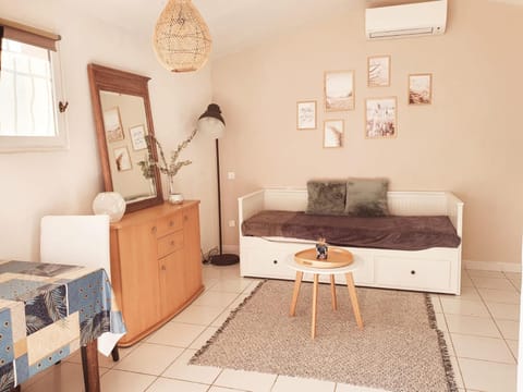 Bed, Living room, Photo of the whole room, Bedroom, air conditioner