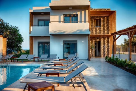 Property building, Patio, Day, Pool view, Swimming pool, sunbed