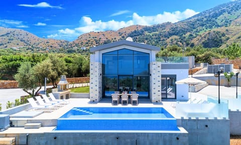 Property building, Patio, Spring, Day, Natural landscape, Mountain view, Pool view, Swimming pool, sunbed