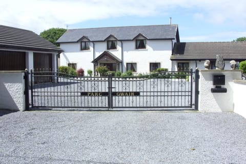 3 Bed Cottage-Sleeps 6-Garden-Hot Tub-Games Room House in Wales