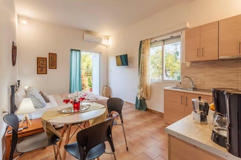 Coffee/tea facilities, Kitchen or kitchenette, Living room, Photo of the whole room