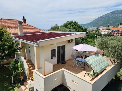 Facade/entrance, Balcony/Terrace