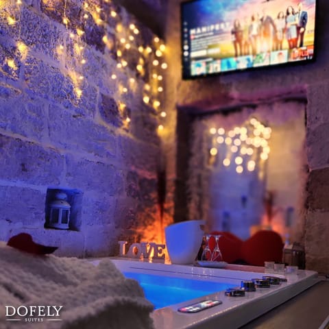 Communal lounge/ TV room, Hot Tub, TV and multimedia, Spa and wellness centre/facilities, Swimming pool