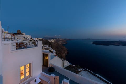 Calderas Hug & Panoramic Sea View - 3 Lux Suites Villa in Imerovigli