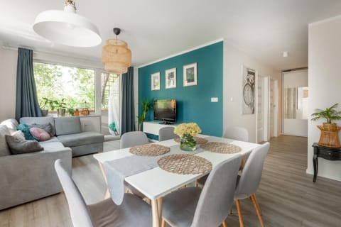 Communal lounge/ TV room, TV and multimedia, View (from property/room), Living room, Dining area, Evening entertainment, Quiet street view