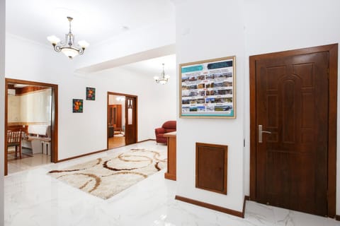 Seating area, Guests
