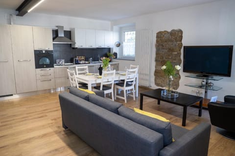 TV and multimedia, Kitchen or kitchenette, Living room, Dining area