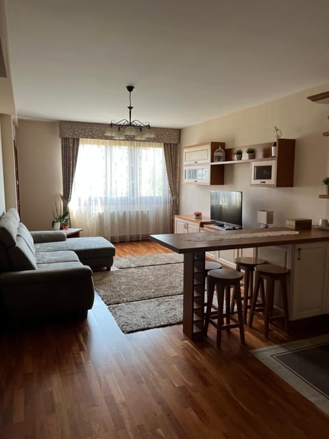 TV and multimedia, Kitchen or kitchenette, Living room
