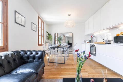 Kitchen or kitchenette, Living room, Seating area, Dining area