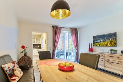 TV and multimedia, Balcony/Terrace, Living room, Food and drinks, Seating area, Dining area, Food, internet, kitchen